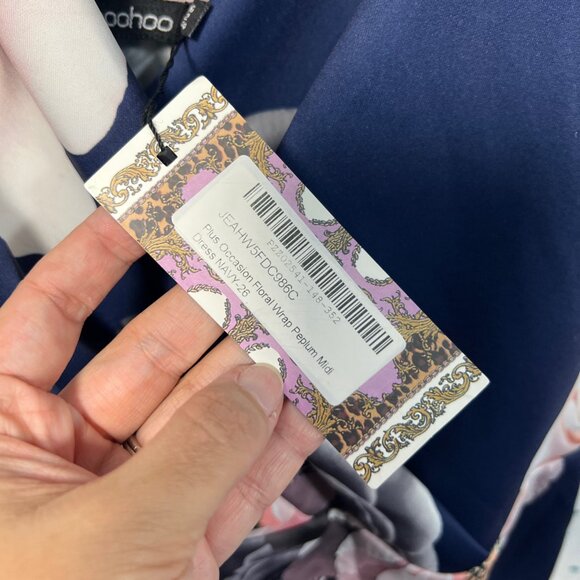 NWT Boohoo Plus Size Occasion Navy Floral Wrap Peplum Sleeveless Midi Dress - Picture 7 of 8